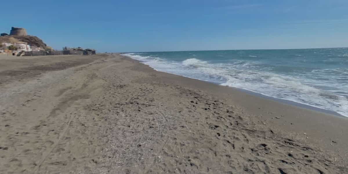 Costa del Sol en Calma: Tres Destinos de Playa para Escapar del Turismo de Masas 3